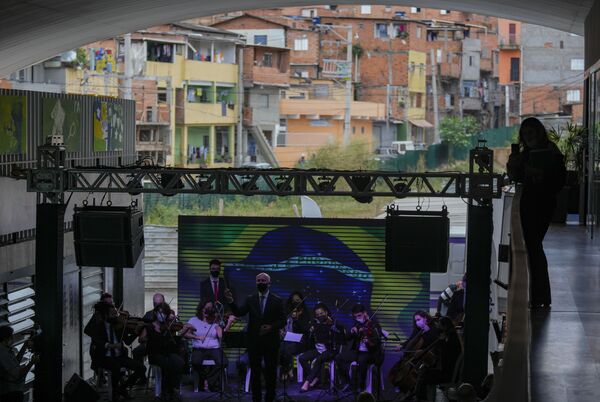Músicos residentes da favela de Paraisópolis fazem pequeno concerto para celebrar os 100 anos de vida da favela, em 16 de setembro de 2021. - Sputnik Brasil