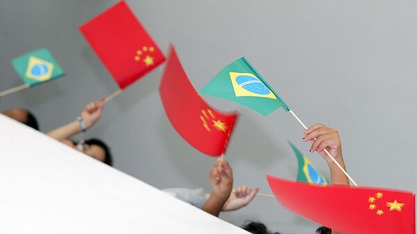 Alunos de escola de Brasília acenam com bandeiras do Brasil e da China, em Brasília, Distrito Federal. Foto de arquivo - Sputnik Brasil