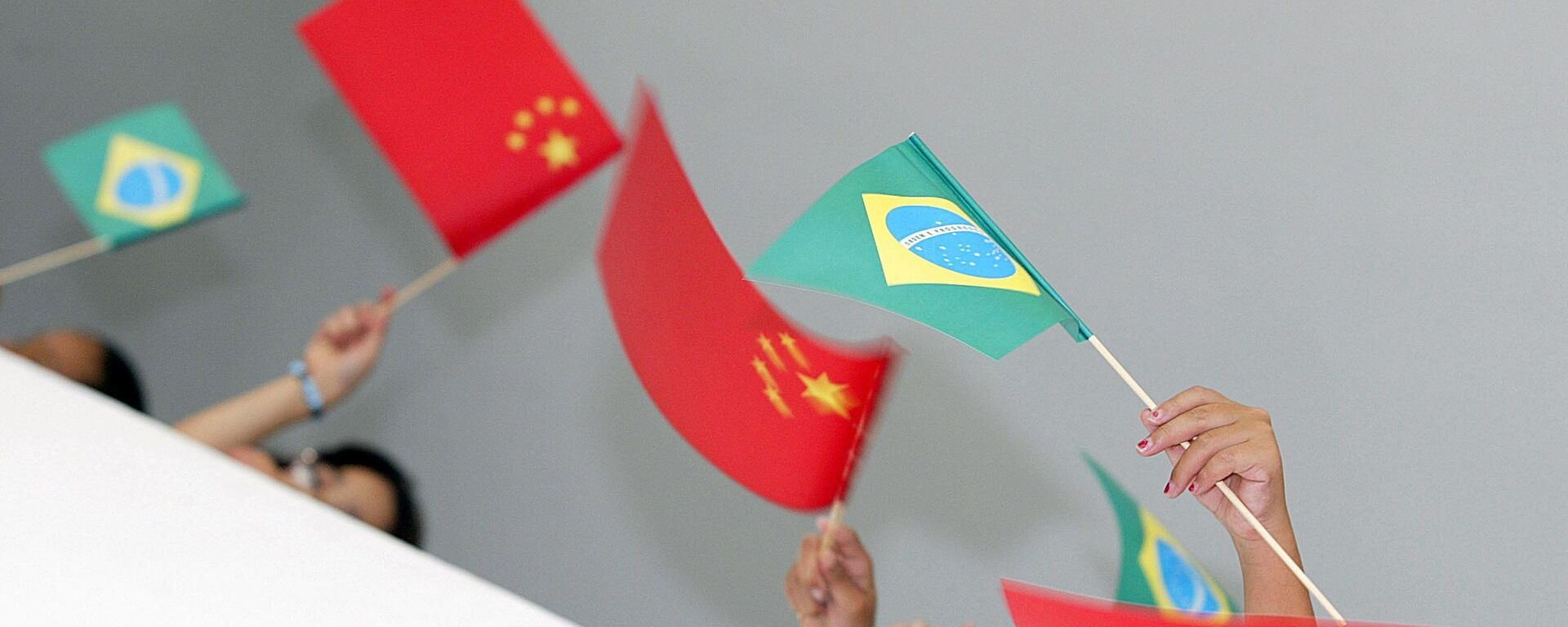 Alunos de escola de Brasília acenam com bandeiras do Brasil e da China, em Brasília, Distrito Federal. Foto de arquivo - Sputnik Brasil, 1920, 18.09.2021