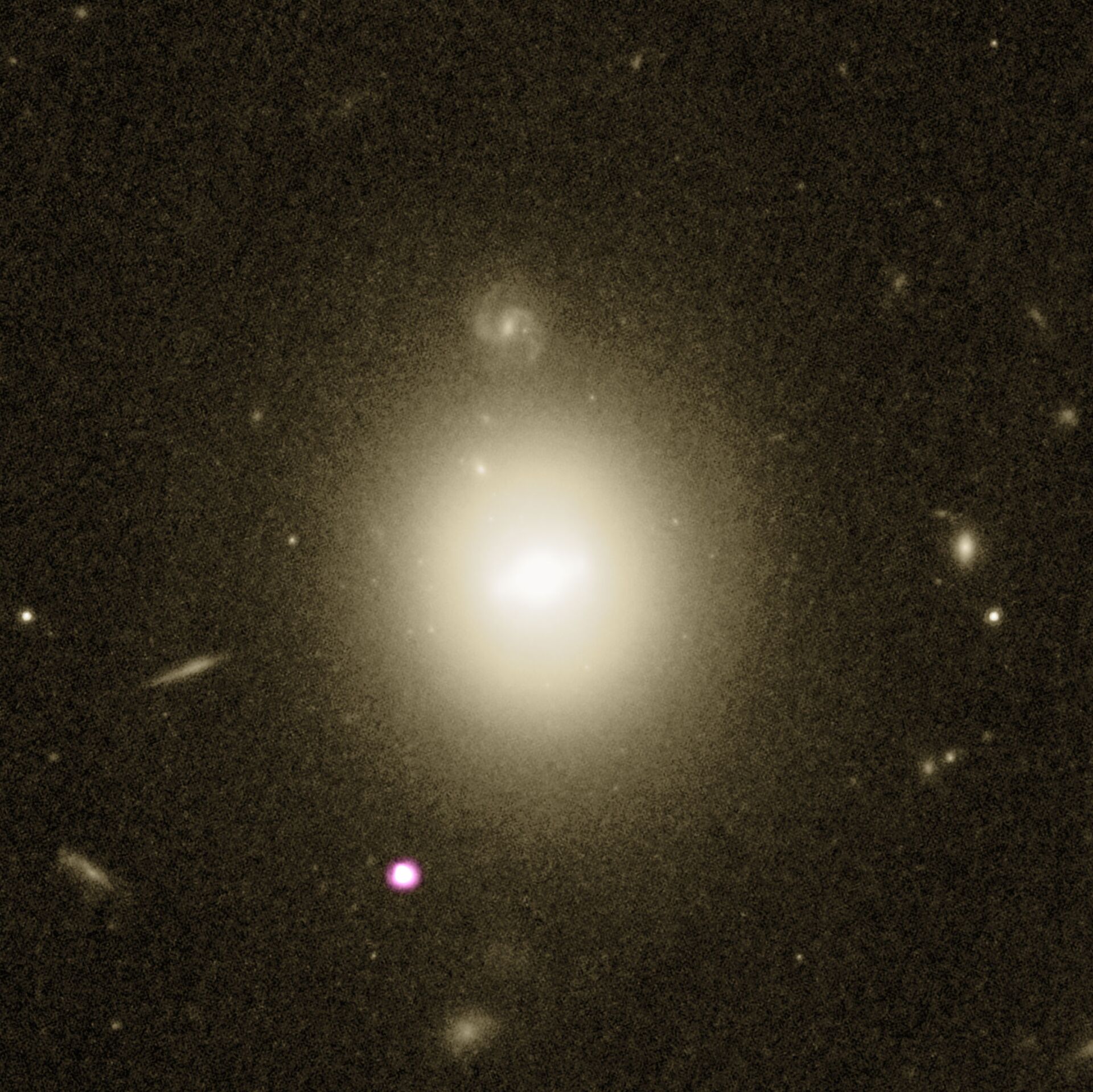 Fotografia da galáxia 6dFGS gJ215022.2-055059, capturada pelo telescópio espacial Hubble da NASA, em colaboração com  o observatório de raios X Chandra da NASA. Este é um fenômeno cósmico bastante raro e elusivo: um buraco negro engolindo uma estrela próxima - Sputnik Brasil, 1920, 09.11.2021