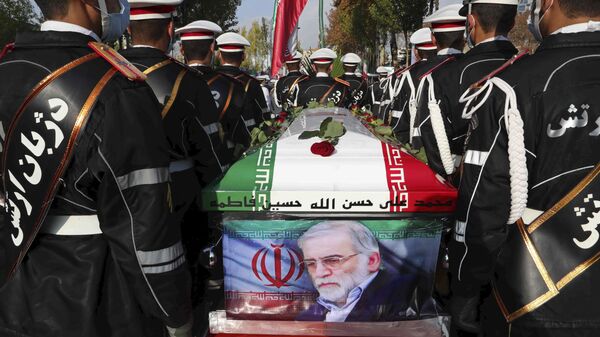 Militares iranianos carregam caixão de cientista nuclear Mohsen Fakhrizadeh durante seu funeral em Teerã, em 30 de novembro de 2020 - Sputnik Brasil