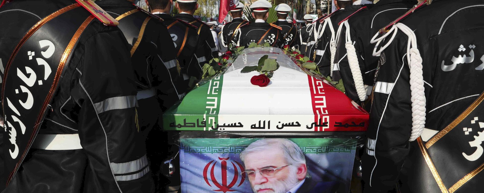 Militares iranianos carregam caixão de cientista nuclear Mohsen Fakhrizadeh durante seu funeral em Teerã, em 30 de novembro de 2020 - Sputnik Brasil, 1920, 22.11.2021