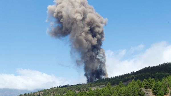 Pluma de fumaça sobe após erupção de um vulcão no parque nacional Cumbre Vieja em El Paso, Ilha Canária de La Palma, Espanha, 19 de setembro de 2021 - Sputnik Brasil