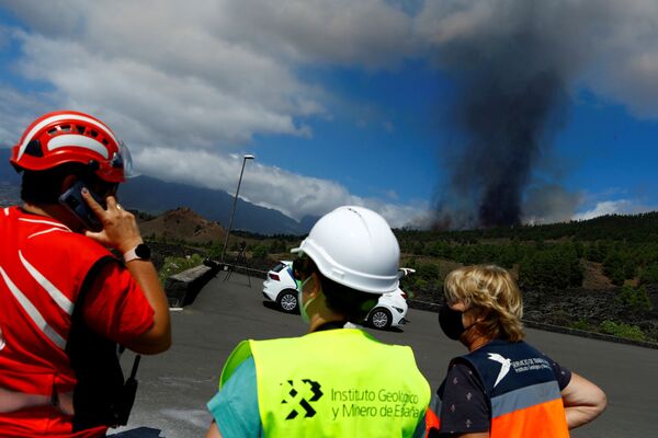 Pessoas avistam pluma de fumaça subindo após erupção de um vulcão no parque nacional Cumbre Vieja em El Paso, Ilha Canária de La Palma, Espanha, 19 de setembro de 2021. - Sputnik Brasil