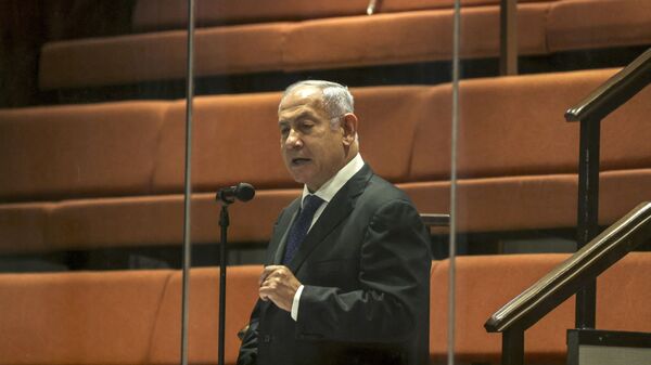 O ex-primeiro-ministro israelense Benjamin Netanyahu fala no Knesset (parlamento israelense) durante sessão plenária. Foto de arquivo - Sputnik Brasil