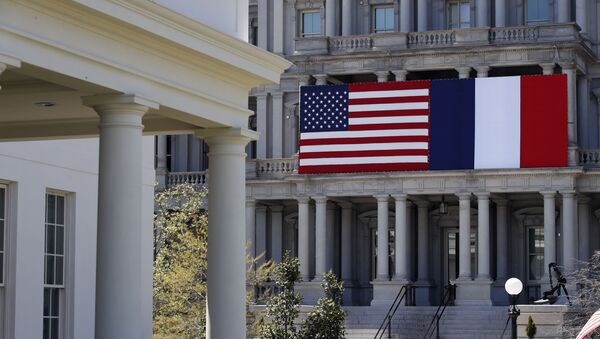 As bandeiras dos EUA e da França no Edifício de Escritórios Executivos Eisenhower, com a ala oeste da Casa Branca à esquerda, em Washington, EUA. Foto de arquivo. - Sputnik Brasil