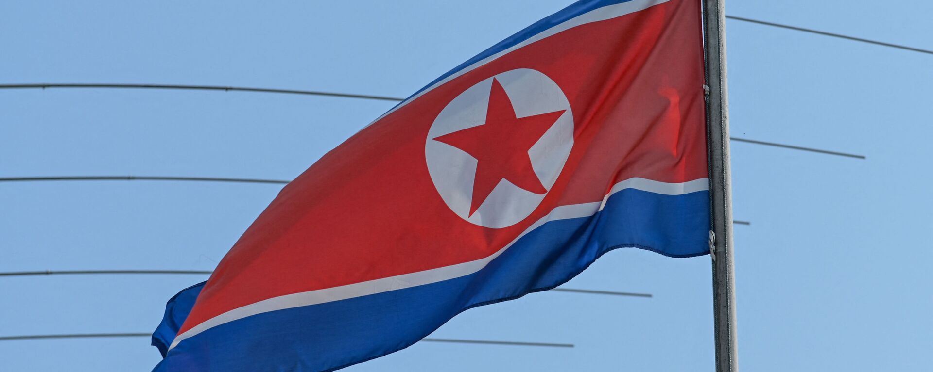 Bandeira da Coreia do Norte é vista na embaixada do país em Kuala Lumpur, na Malásia  - Sputnik Brasil, 1920, 31.12.2023