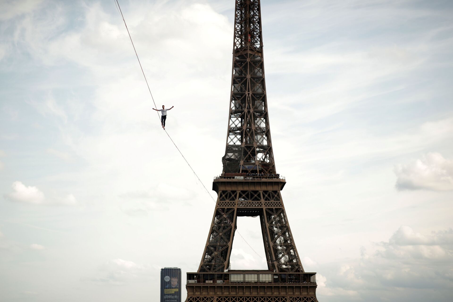 Acrobata francês Nathan Paulin caminha sobre uma corda entre a Torre Eiffel e o Teatro Nacional de Chaillot, Paris, 18 de setembro de 2021 - Sputnik Brasil, 1920, 09.11.2021