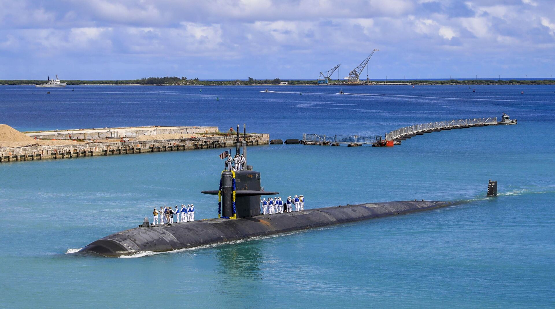Submarino de ataque rápido USS Oklahoma City (SSN 723) da classe Los Angeles volta à base naval dos EUA em Guam, 19 de agosto de 2021 - Sputnik Brasil, 1920, 09.11.2021