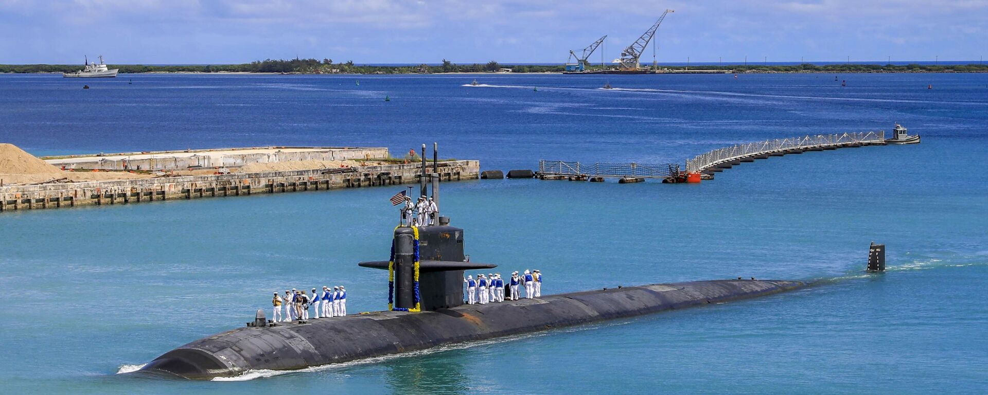 Submarino de ataque rápido USS Oklahoma City (SSN 723) da classe Los Angeles volta à base naval dos EUA em Guam, 19 de agosto de 2021 - Sputnik Brasil, 1920, 09.01.2022