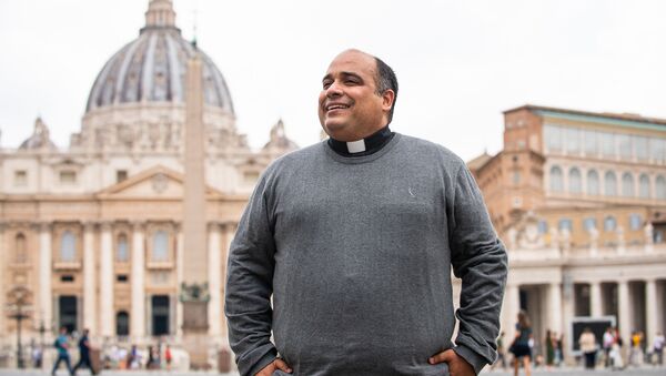 O Padre Omar Raposo, no Vaticano - Sputnik Brasil