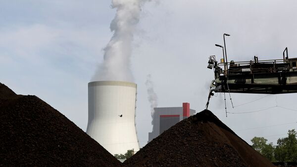 Torre de resfriamento da usina elétrica a carvão Turow é vista perto da mina de carvão a céu aberto de Turow, operada pela empresa PGE em Bogatynia, Polônia, 15 de junho de 2021 - Sputnik Brasil