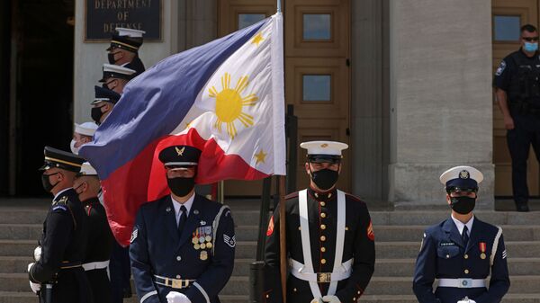 Guarda de honra segura bandeira das Filipinas no Pentágono em 10 de setembro de 2021, Arlington, Virgínia, EUA - Sputnik Brasil