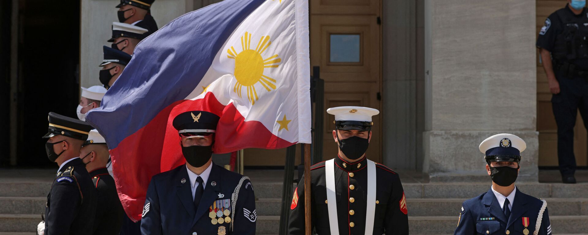 Guarda de honra segura bandeira das Filipinas no Pentágono em 10 de setembro de 2021, Arlington, Virgínia, EUA - Sputnik Brasil, 1920, 26.10.2022
