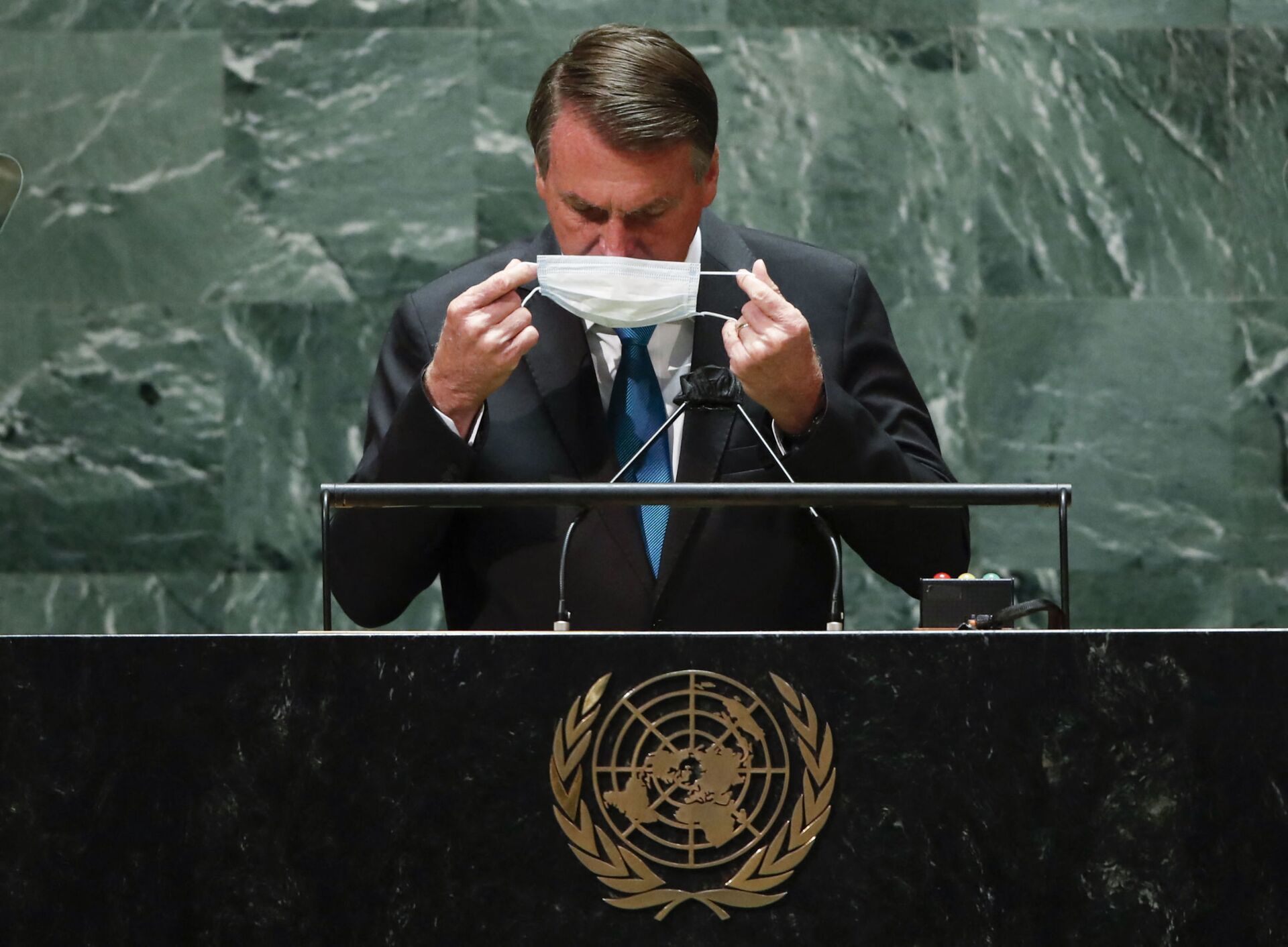 Presidente do Brasil, Jair Bolsonaro, volta a colocar máscara após falar na 76ª Assembleia Geral da ONU em 21 de setembro de 2021, em Nova York, EUA - Sputnik Brasil, 1920, 06.01.2022