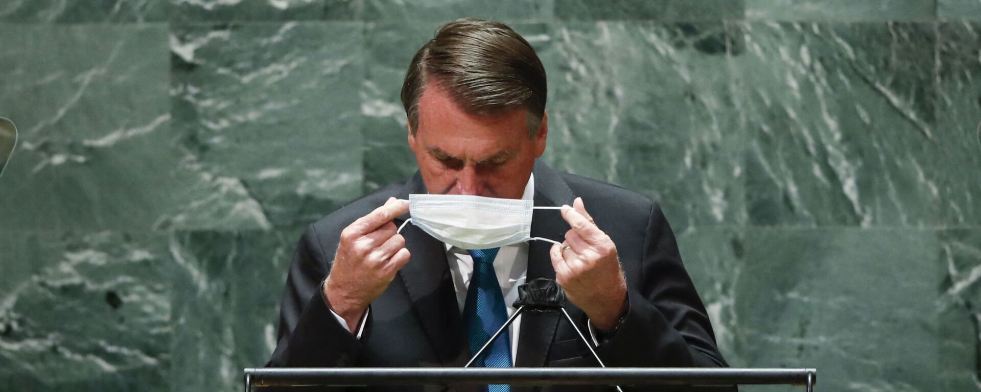Presidente do Brasil, Jair Bolsonaro, volta a colocar máscara após falar na 76ª Assembleia Geral da ONU em 21 de setembro de 2021, em Nova York, EUA - Sputnik Brasil, 1920, 21.09.2021