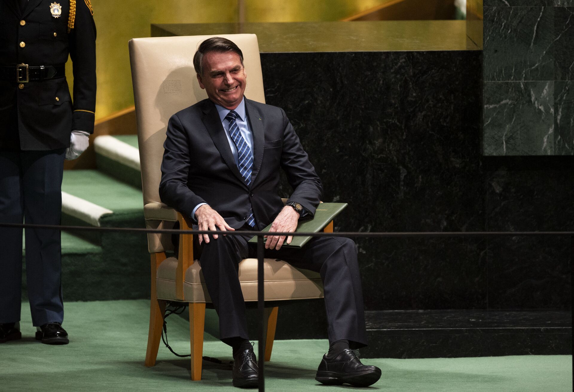 Presidente do Brasil, Jair Bolsonaro, aguarda para falar na 74ª Assembleia Geral das Nações Unidas, em 24 de setembro de 2019, em Nova York, EUA - Sputnik Brasil, 1920, 09.11.2021