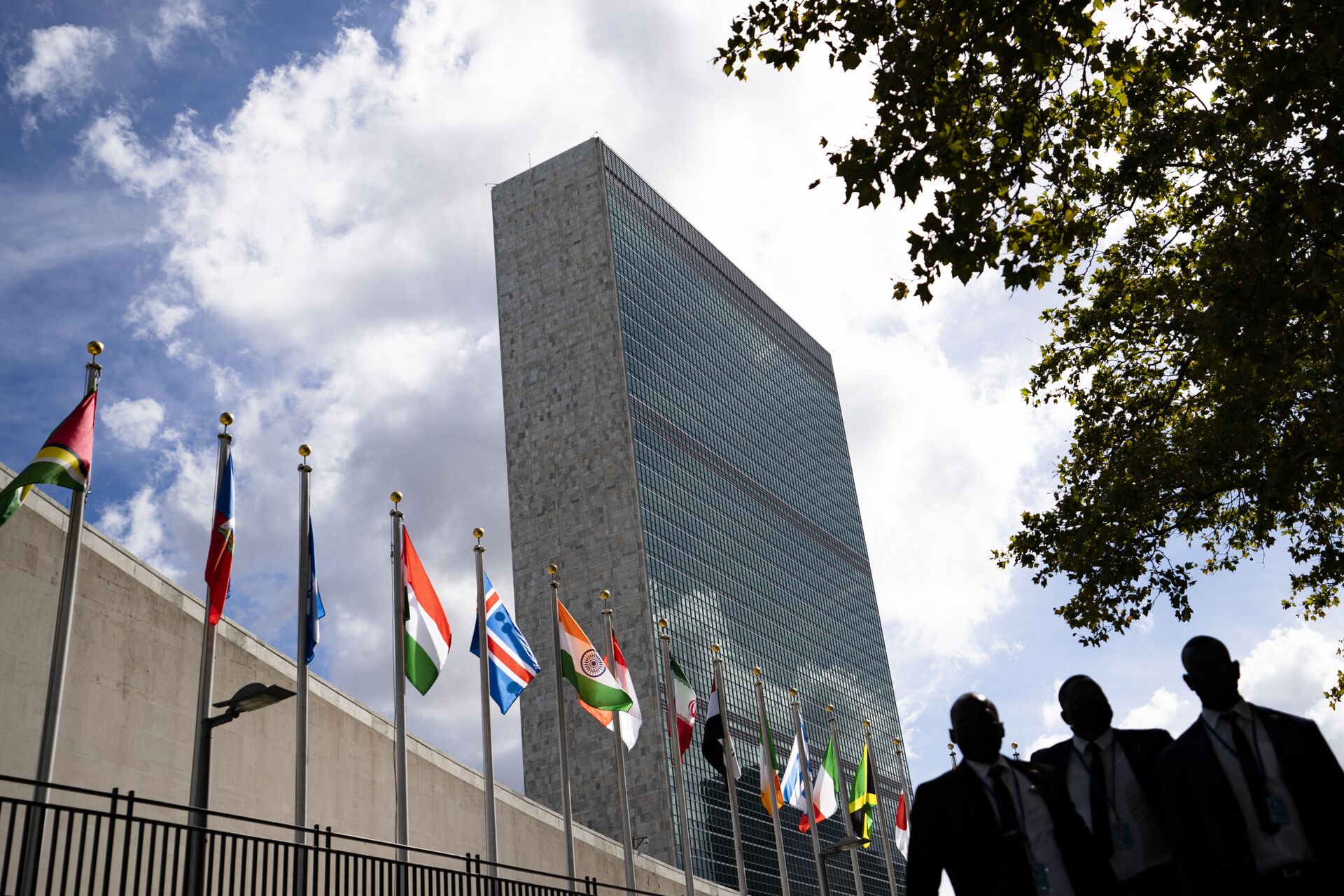 Membros da comitiva de uma delegação em frente da sede das Nações Unidas durante a 76ª sessão da Assembleia Geral da ONU em Nova York, 21 de setembro de 2021 - Sputnik Brasil, 1920, 09.11.2021