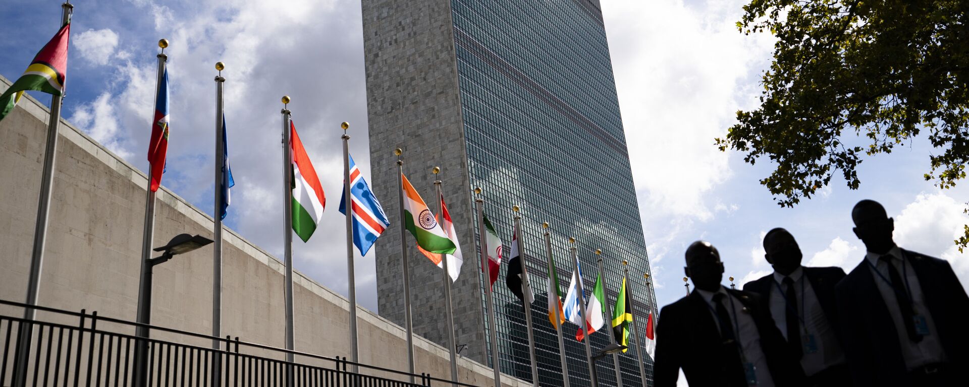 Membros da comitiva de uma delegação em frente da sede das Nações Unidas durante a 76ª sessão da Assembleia Geral da ONU em Nova York, 21 de setembro de 2021 - Sputnik Brasil, 1920, 01.09.2022