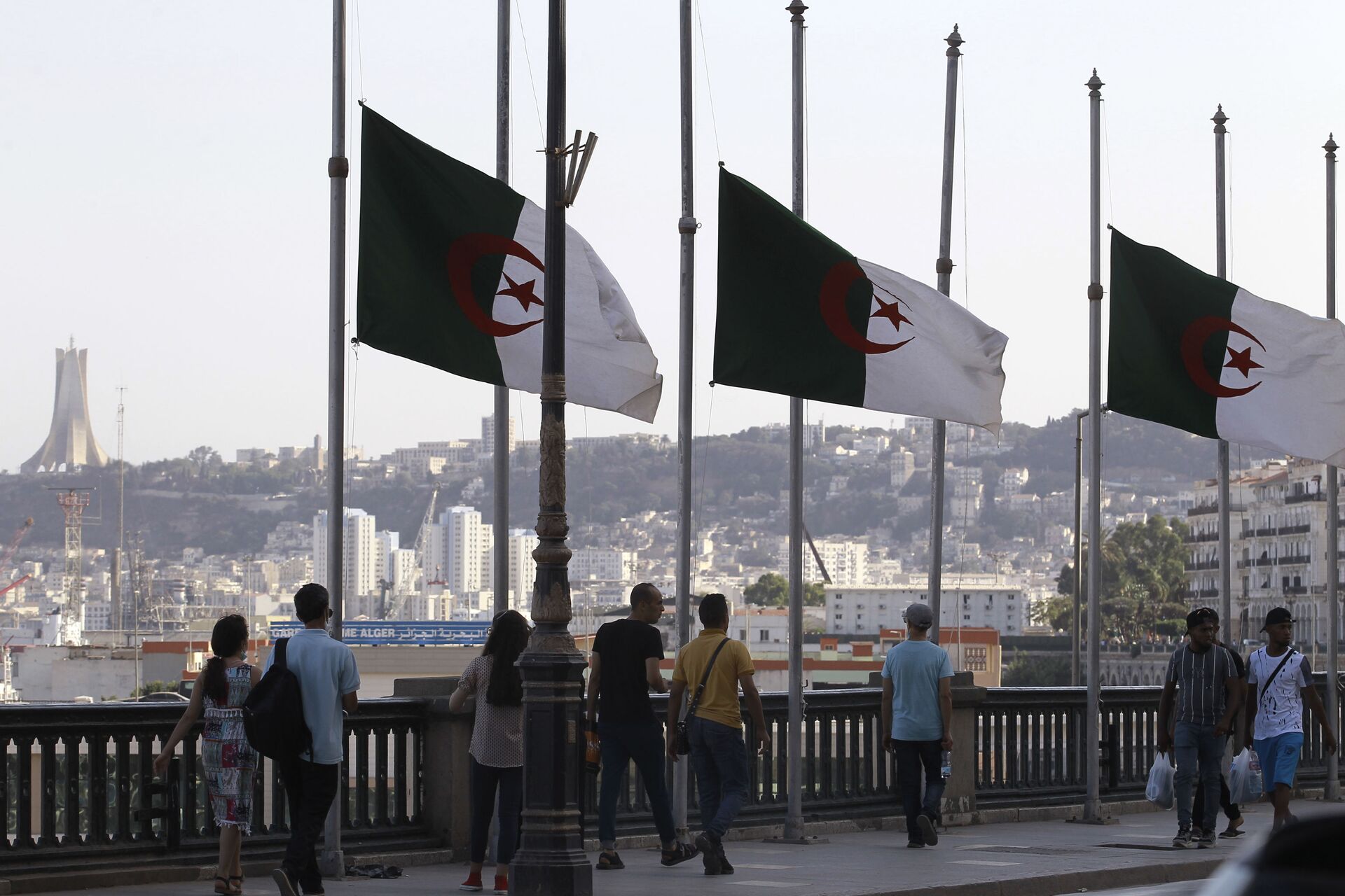 Bandeiras da Argélia na capital do país, Argel, em 18 de setembro de 2021 - Sputnik Brasil, 1920, 09.11.2021