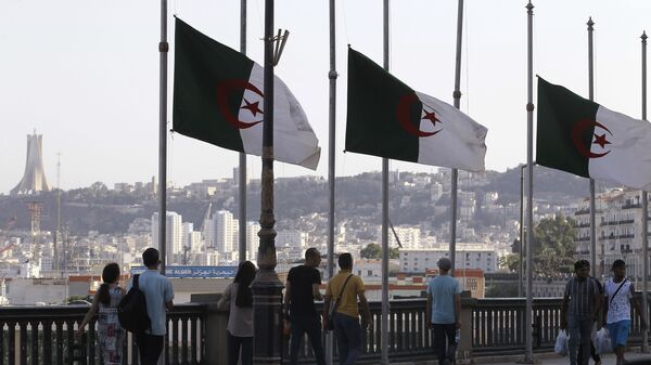 Bandeiras da Argélia na capital do país, Argel, em 18 de setembro de 2021 - Sputnik Brasil