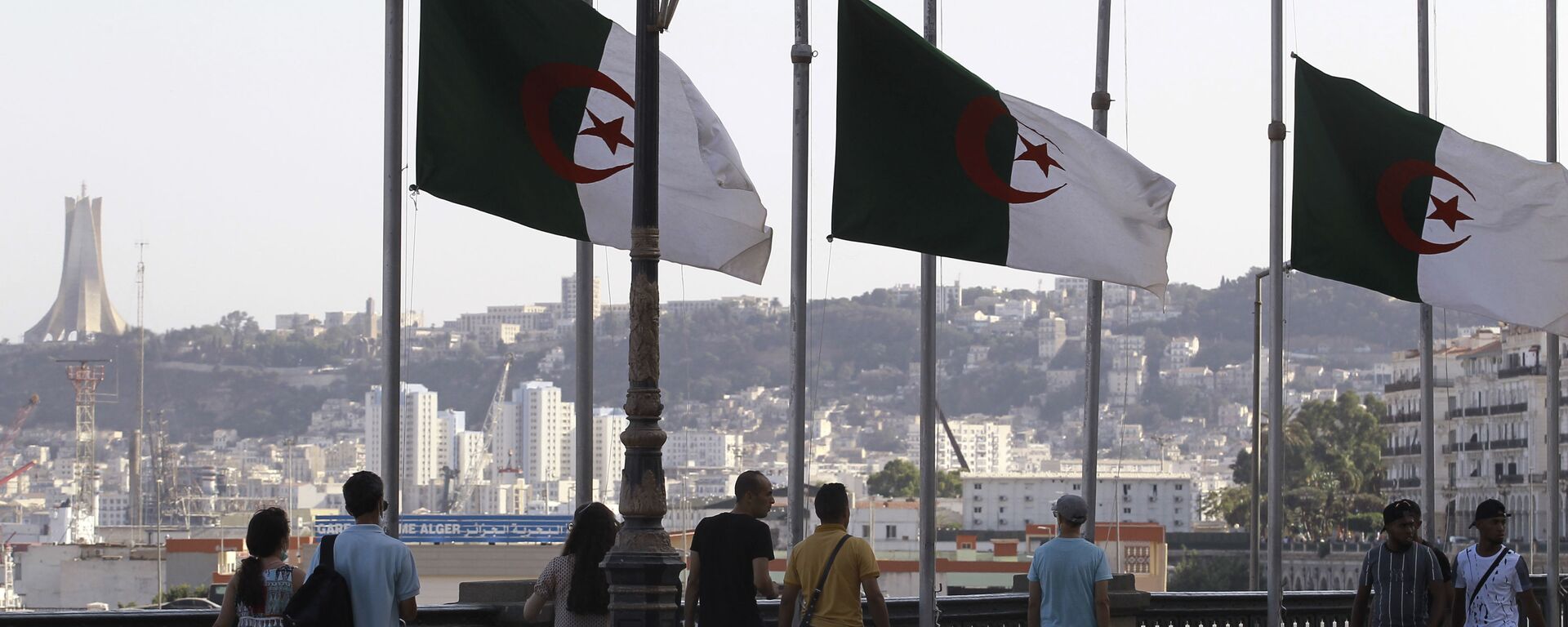 Bandeiras da Argélia na capital do país, Argel, em 18 de setembro de 2021 - Sputnik Brasil, 1920, 14.06.2022