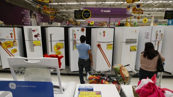Consumidores conferem produtos em loja da rede Walmart, em São Paulo. Foto de arquivo - Sputnik Brasil