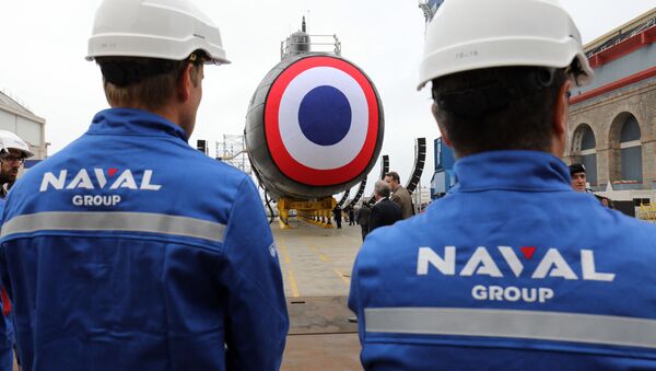 Trabalhadores da Naval Group em frente ao novo submarino nuclear Suffren no estaleiro da empresa na cidade de Cherbourg - Sputnik Brasil