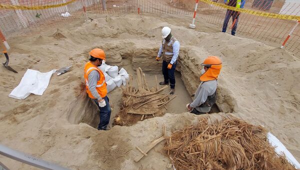 Arqueólogos inspecionam cadáveres encontrados na cidade de Chilca, no sul da capital peruana de Lima - Sputnik Brasil
