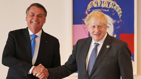 O presidente Jair Bolsonaro (e) e o primeiro-ministro britânico Boris Johnson durante reunião bilateral na residência diplomática do Reino Unido em Nova York, EUA, em 20 de setembro de 2021 - Sputnik Brasil