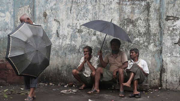 Trabalhadores assalariados diários esperam para ser empregados para o dia em uma rua em Mumbai, Índia, 11 de junho de 2021 - Sputnik Brasil