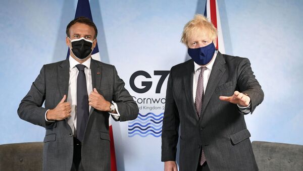 Primeiro-ministro britânico, Boris Johnson (d), e o presidente francês Emmanuel Macron antes de uma reunião bilateral durante a cúpula do G7 na Cornualha, Inglaterra, em 12 de junho de 2021 - Sputnik Brasil
