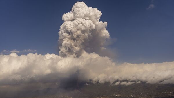 Fluxos de lava de uma erupção vulcânica na ilha de La Palma nas Canárias, 23 de setembro de 2021 - Sputnik Brasil