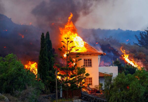 Casa sendo consumida pelas chamas resultantes da erupção do vulcão em La Palma, nas ilhas Canárias, em 20 de setembro de 2021. - Sputnik Brasil