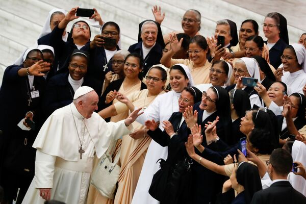 Papa Francisco cumprimenta grupo de freiras no Vaticano, em 22 de setembro de 2021. - Sputnik Brasil
