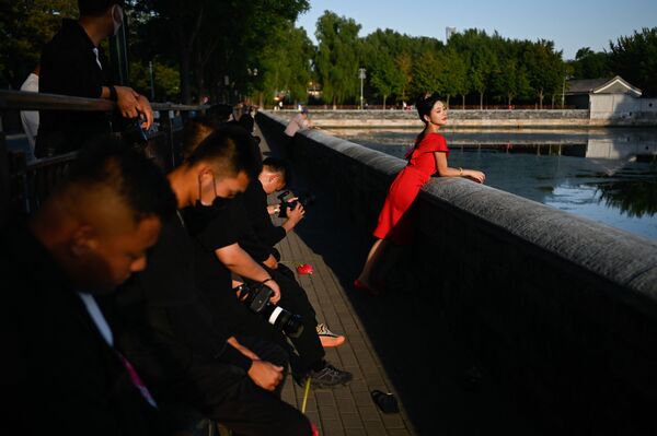 Mulher posa para fotografia no exterior da Cidade Proibida em Pequim, na China, em 22 de setembro de 2021. - Sputnik Brasil