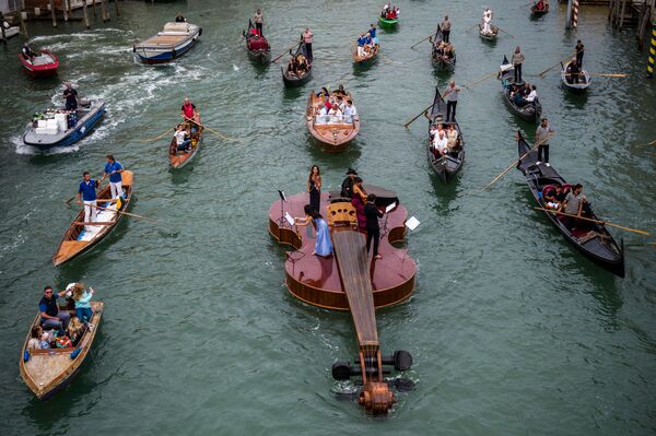 Violino de Noé, esculpido por Livio De Marchi, navega pelo Grande Canal de Veneza, em Itália, para um concerto, em 18 de setembro de 2021. - Sputnik Brasil