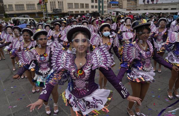 Bailarinas celebrando o festival El Caporal em La Paz, na Bolívia, em 19 de setembro de 2021. - Sputnik Brasil