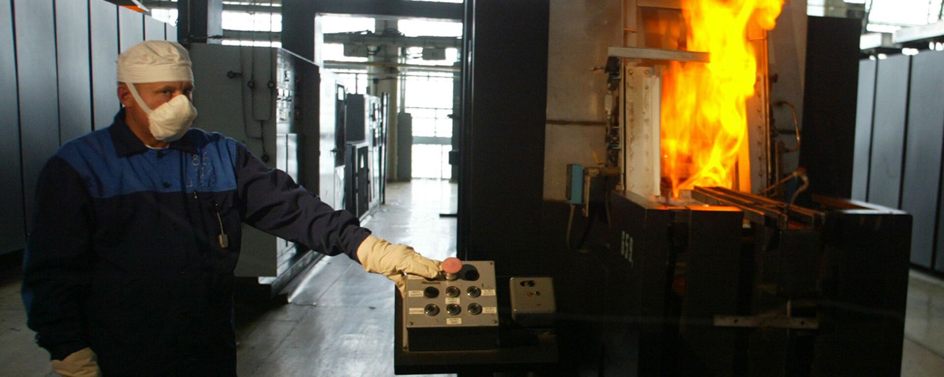 Funcionário operando máquina para produção de pastilhas de urânio para reatores nucleares na usina de Ulba Metal, na cidade de Ust-Kamenogorsk, no leste do Cazaquistão, a 900 quilômetros da capital, Astana - Sputnik Brasil, 1920, 26.08.2023