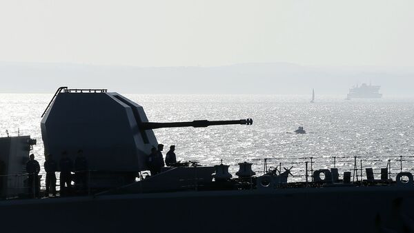 Marinheiros a bordo do HMS Richmond ao lado do canhão de proa enquanto o navio entra no porto de Portsmouth, Reino Unido (foto de arquivo) - Sputnik Brasil
