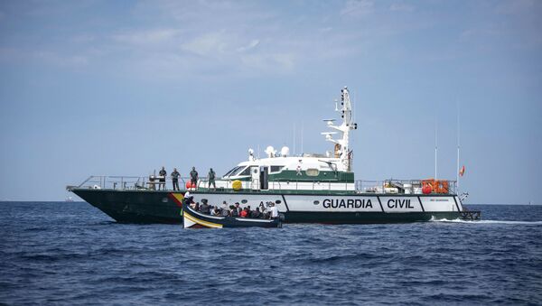 Embarcação da Guarda Civil Espanhola no estreito de Gibraltar - Sputnik Brasil