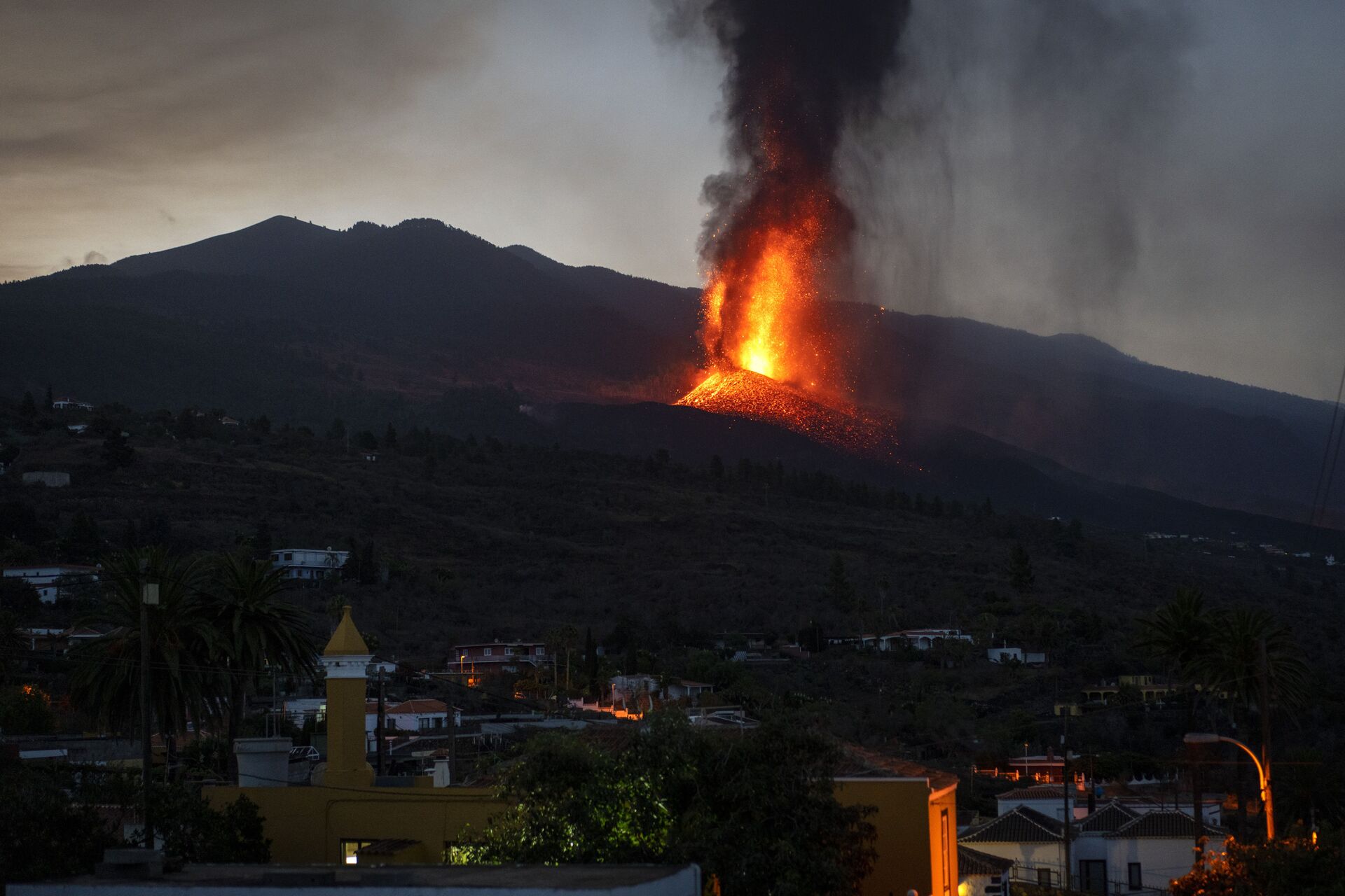 Lava do vulcão em erupção na ilha de La Palma, nas Canárias, Espanha, 23 de setembro de 2021 - Sputnik Brasil, 1920, 09.11.2021