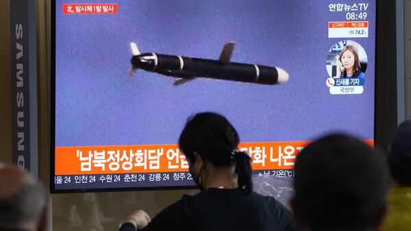Sul-coreanos veem TV mostrando imagens do lançamento de um míssil pela Coreia do Norte em uma estação ferroviária em Seul, 28 de setembro de 2021 - Sputnik Brasil