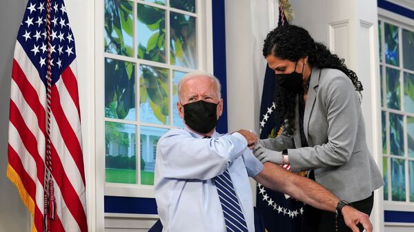 Presidente dos EUA, Joe Biden, recebe dose de reforço da vacina contra a COVID-19 na Casa Branca em Washington, 27 de setembro de 2021 - Sputnik Brasil