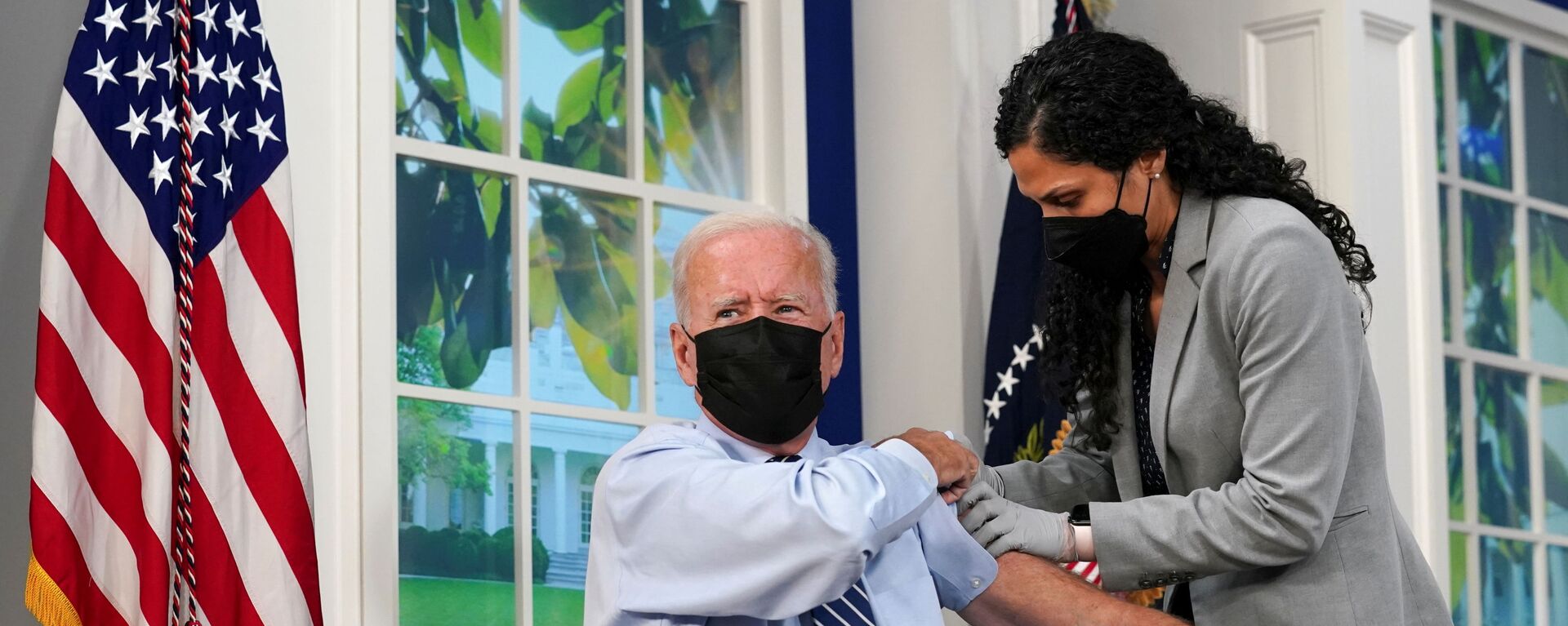 Presidente dos EUA, Joe Biden, recebe dose de reforço da vacina contra a COVID-19 na Casa Branca em Washington, 27 de setembro de 2021 - Sputnik Brasil, 1920, 26.11.2021