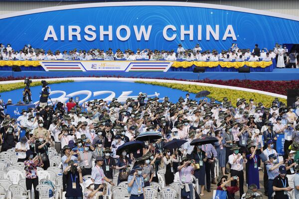 Visitantes assistem ao Show Aéreo da China, 28 de setembro de 2021. - Sputnik Brasil