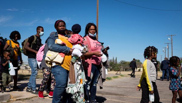 Migrantes requerentes de asilo nos EUA, em Del Rio, Texas, Estados Unidos, 24 de setembro de 2021 - Sputnik Brasil