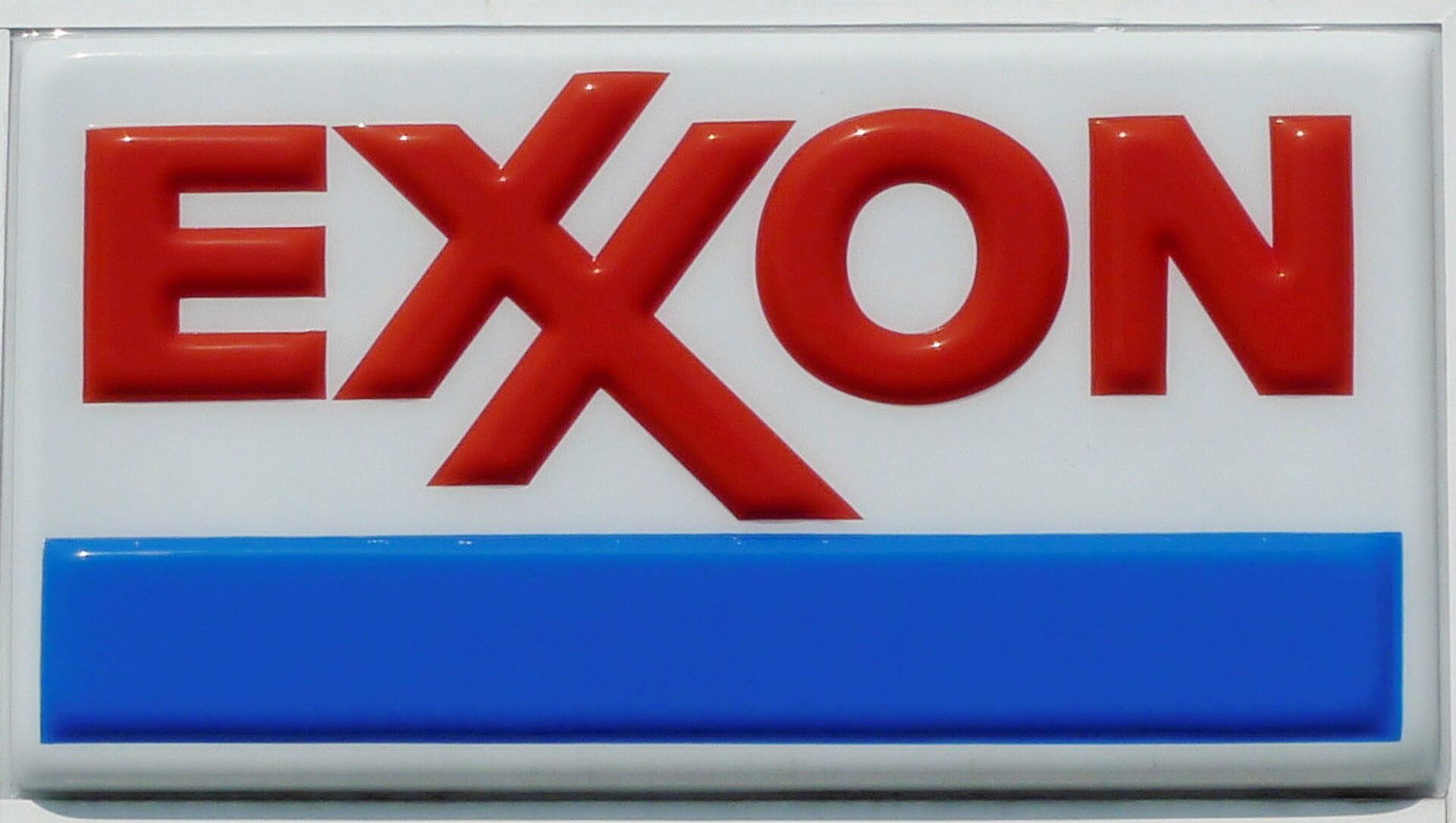 Logotipo da petrolífera norte-americana Exxon em posto de gasolina da empresa em Arlington, Virgínia, EUA, 10 de agosto de 2011 - Sputnik Brasil, 1920, 09.11.2021