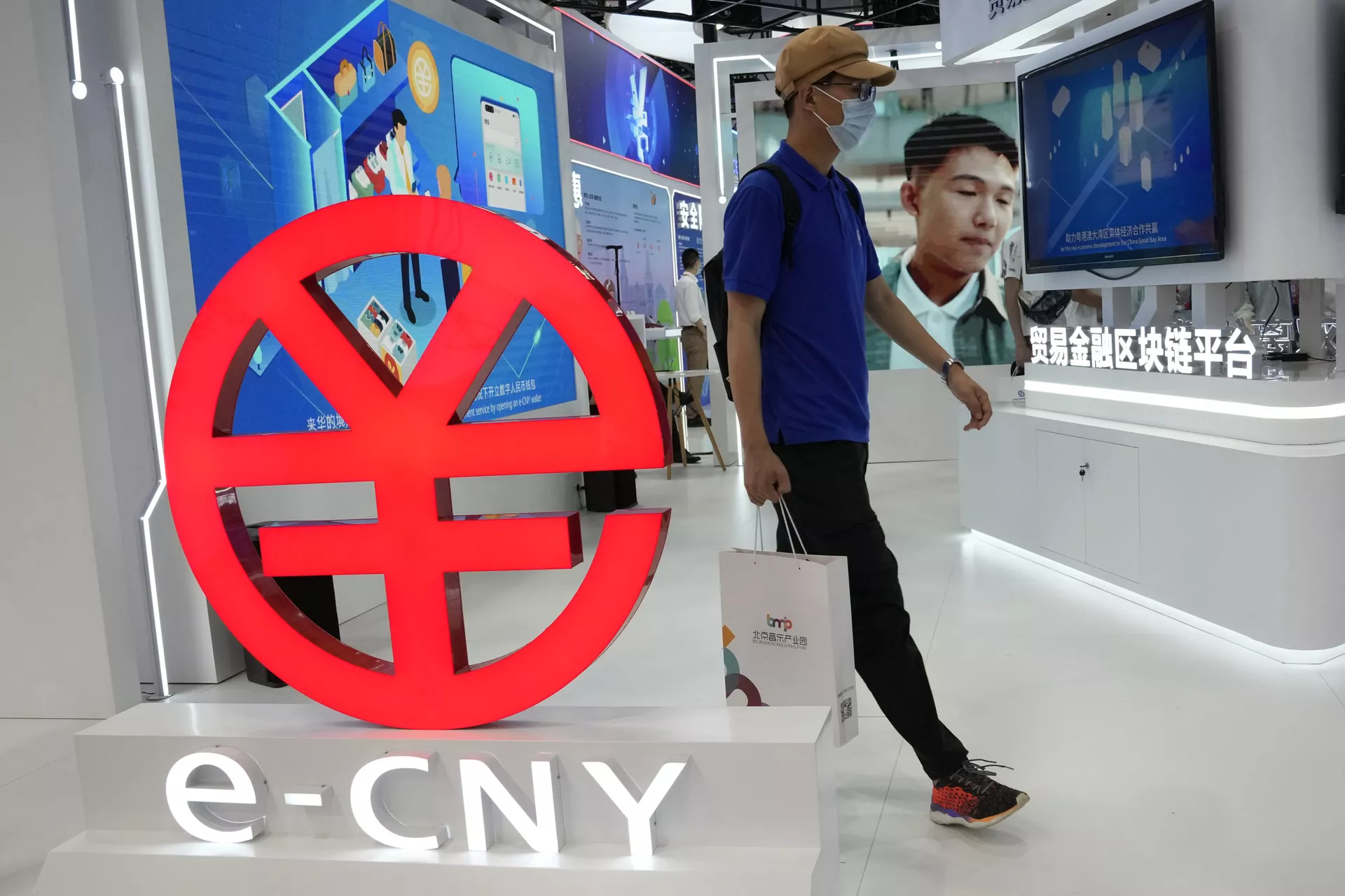 Visitante passa pelo logo do e-CNY, versão digital do yuan chinês. Pequim, China, 5 de setembro de 2021 - Sputnik Brasil, 1920, 16.11.2023