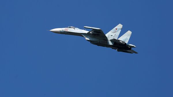 Caça Su-27 multiuso voando na região de Krasnodar, Rússia - Sputnik Brasil